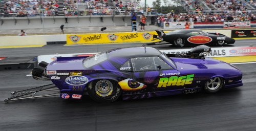 Von Smith won the Gatornationals Pro Mod title when Chip King (far lane) had a foul start in the final.